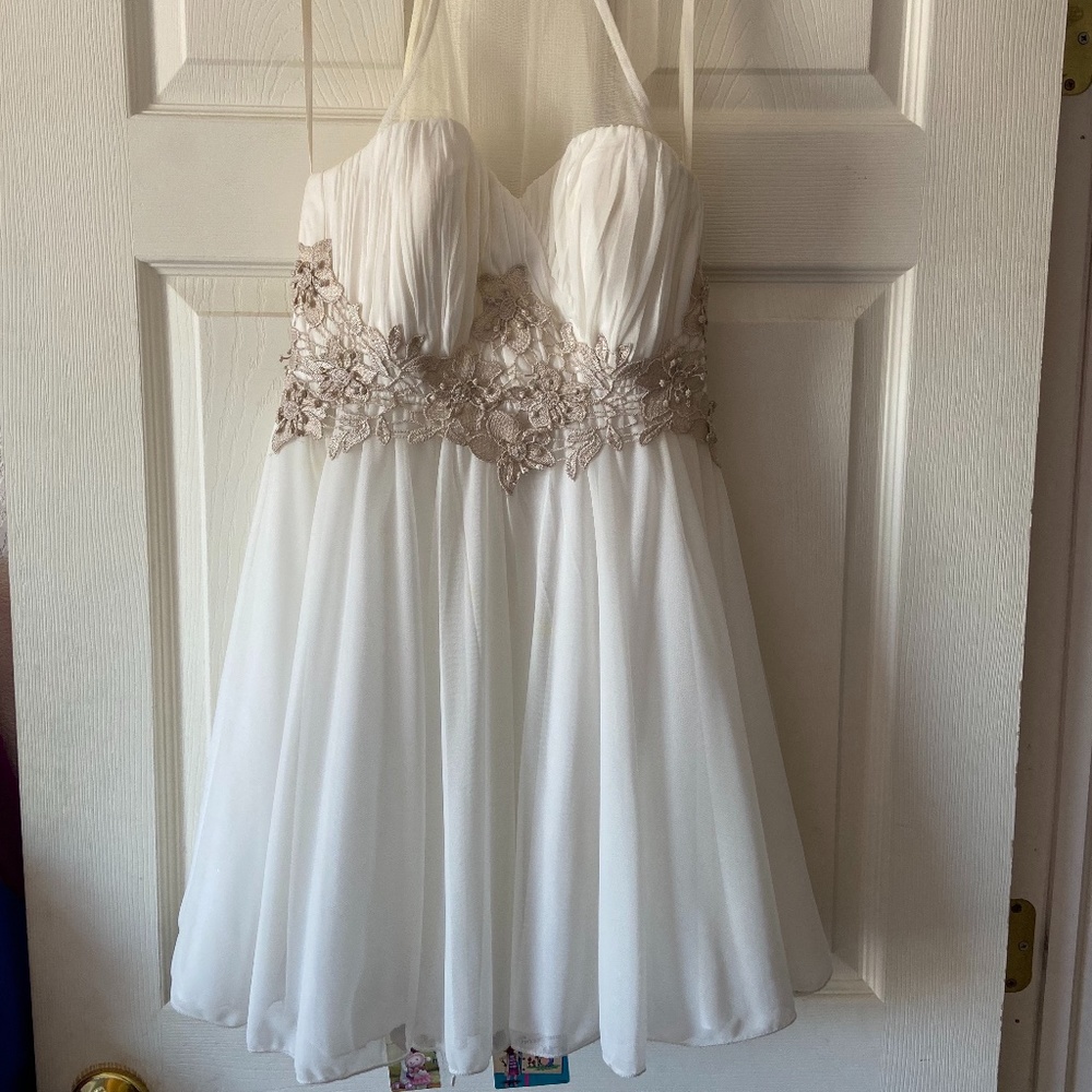 White Prom/Homecoming Semi-Formal Dress - Picture 1 of 3